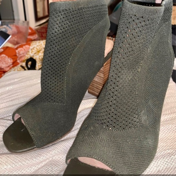 2023 TREND ALERT Olive colored fabric Steve Madden Suzy Bootie! - Picture 2 of 5